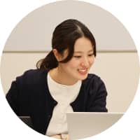 インタビュアー